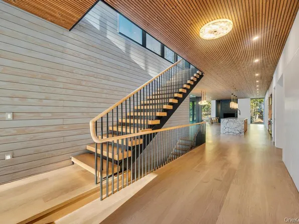 28 Watch Way, Lloyd Harbor, NY 11743