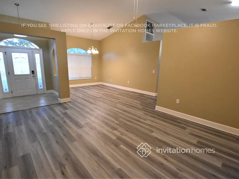 4526 Windsor Ct E — Photo 2