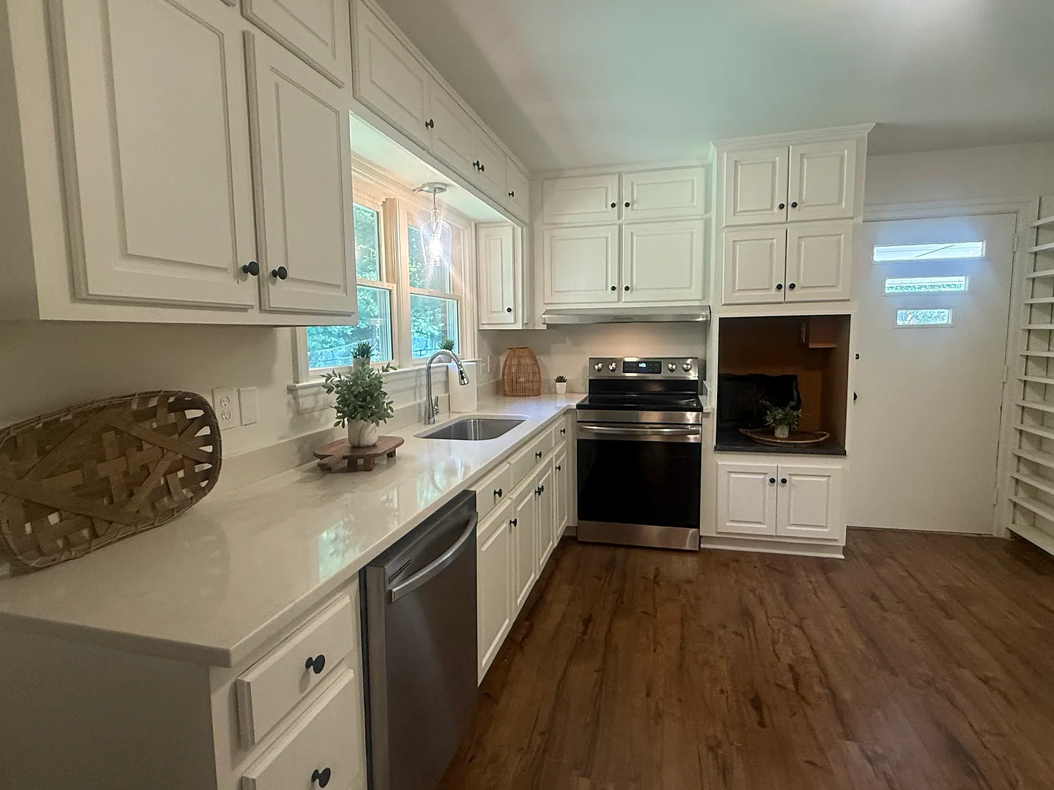 3 bed, 1.5 bath, 1600 sqft, $1,950 — Photo 3