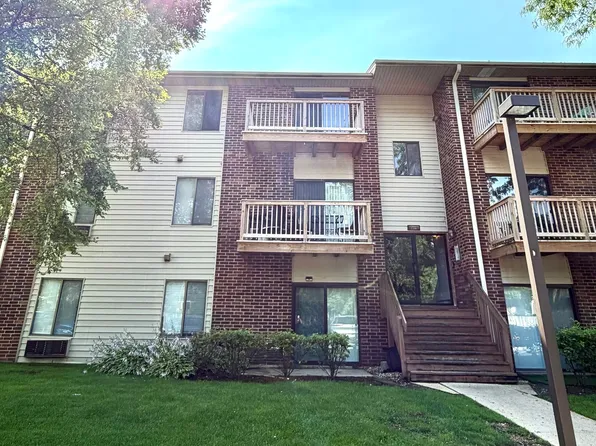 716 Prescott Dr APT 302, Roselle, IL 60172