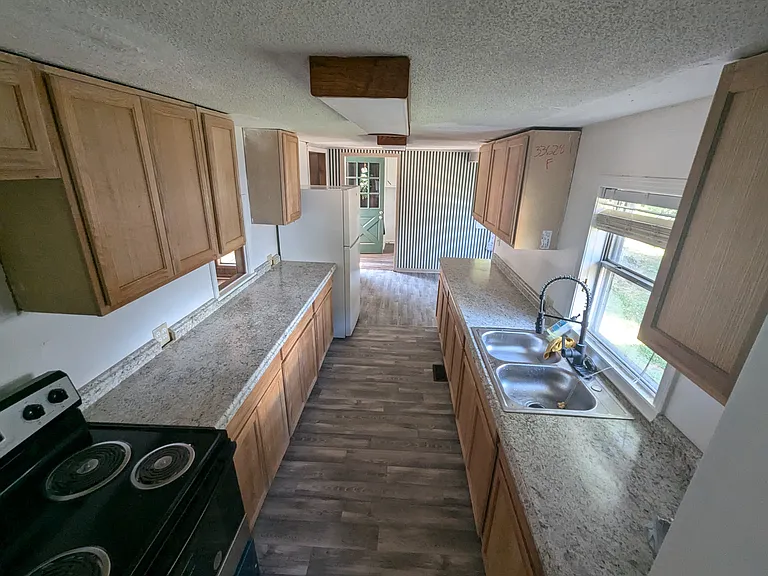 825 McArthur St — Photo 2