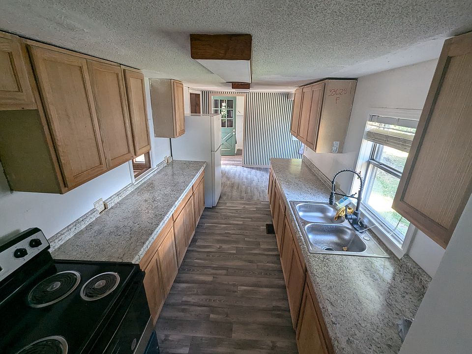 2nd image of 825 McArthur St