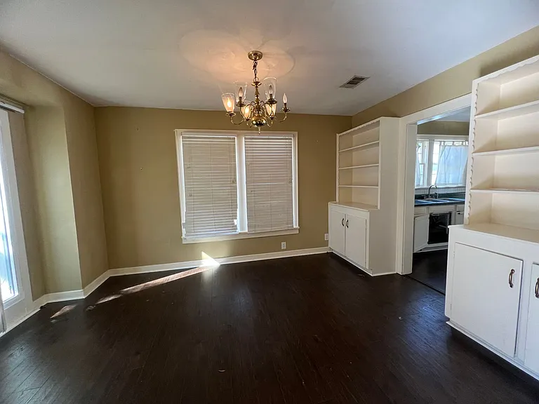 642 Robinson Pl — Photo 4