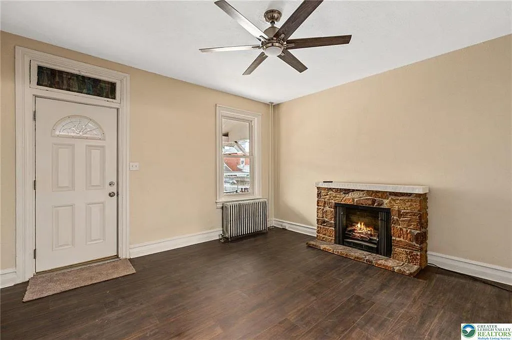4 bed, 1.0 bath, 1382 sqft, $1,750 — Photo 4