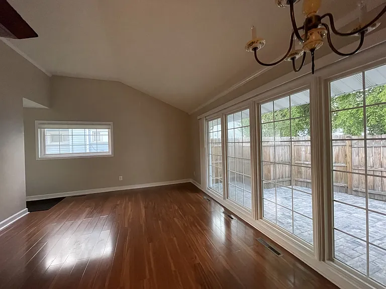 103 Irving St — Photo 4