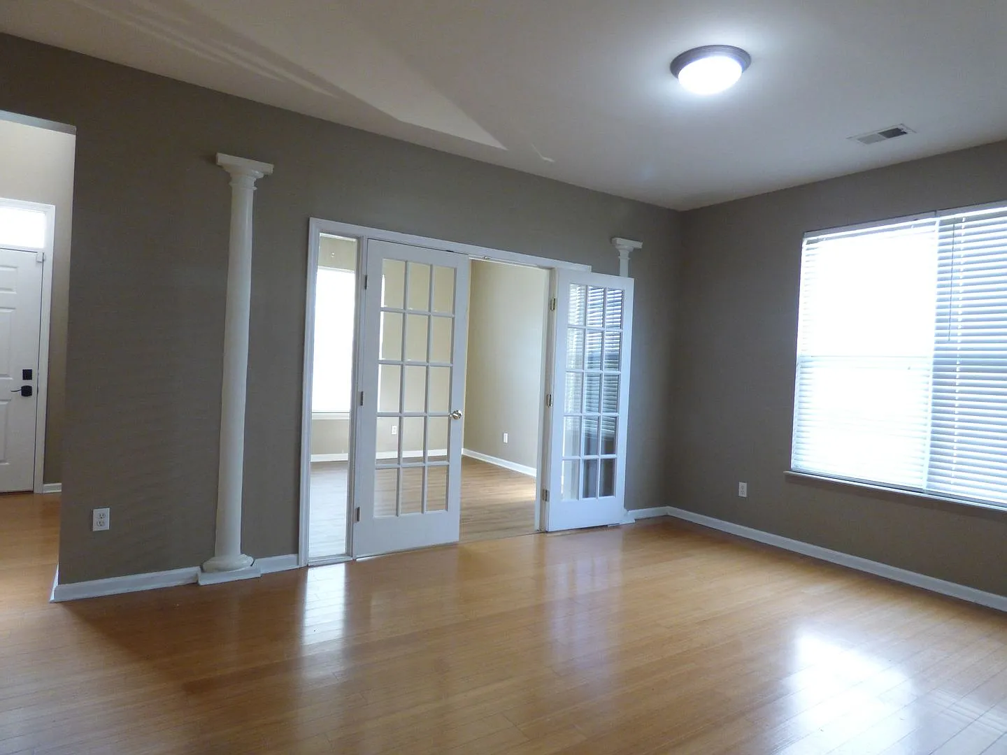 Beautiful 4 BR Home in South Lexington! Open Floor Plan, Walk-In Closets, Jetted Tub, Pets Ok! — Photo 3