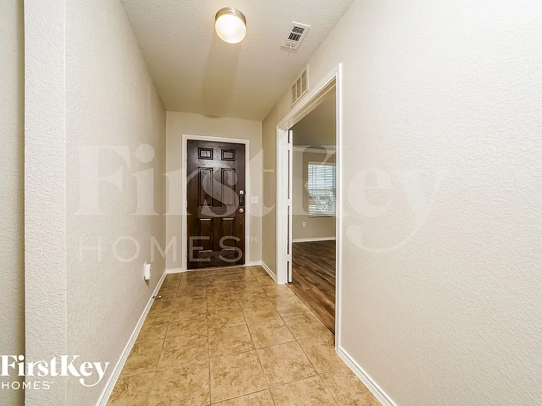 1505 Vernon Dr — Photo 2
