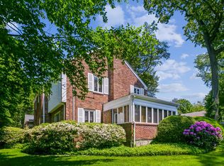 20 Pond Park Rd, Great Neck, NY 11023