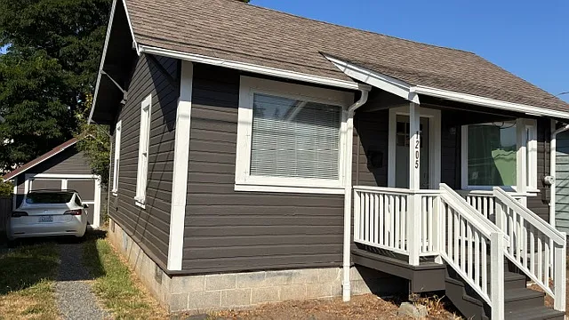 1205 E Maple St — Photo 2