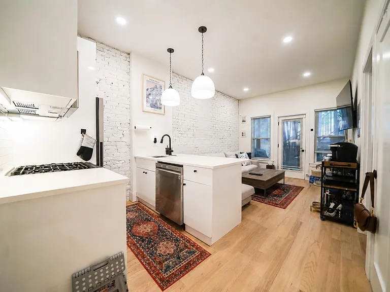 308 Saratoga St — Photo 2