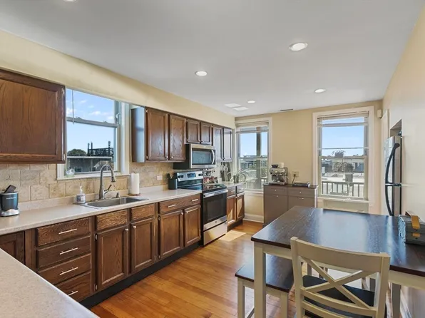 697 E 6th St #3, South Boston, MA 02127