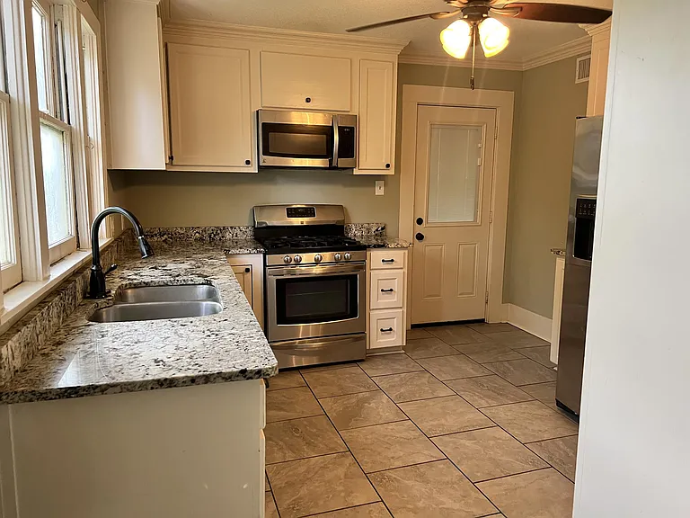 920 Bolivar St — Photo 8