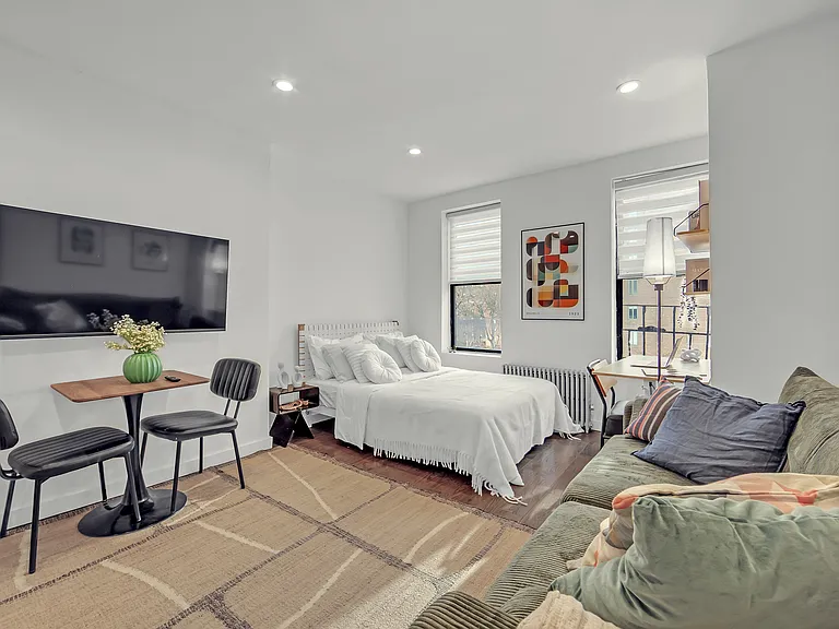 534 E 14th St #15 — Photo 1