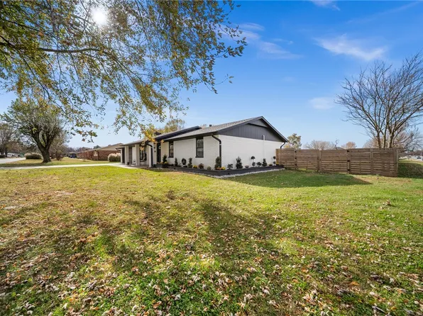 1822 Daisy Cir, Lowell, AR 72745