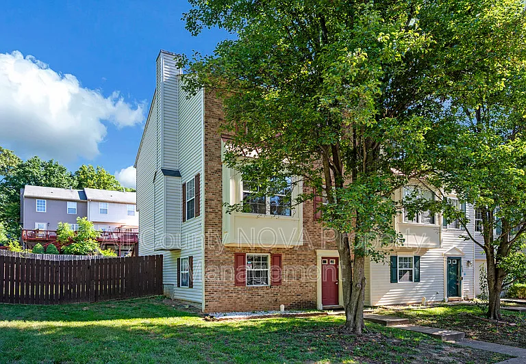 610 Kensington Dr — Photo 3