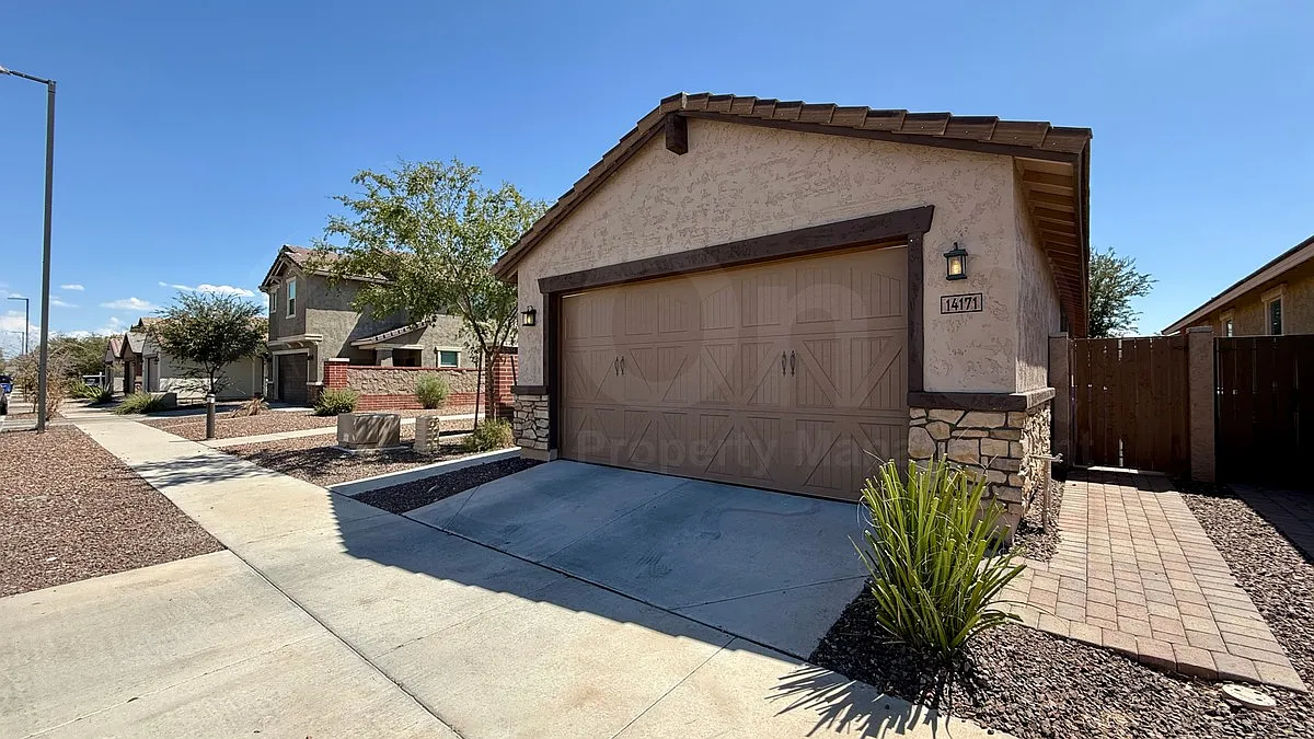 3 bed, 2.0 bath, 1325 sqft, $1,949 — Photo 2