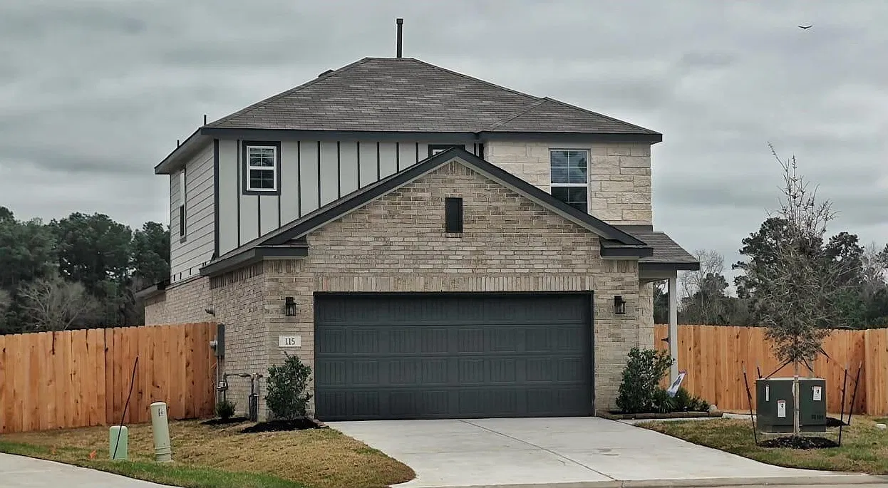 4 bed, 2.5 bath, 2315 sqft, $2,500 — Photo 2