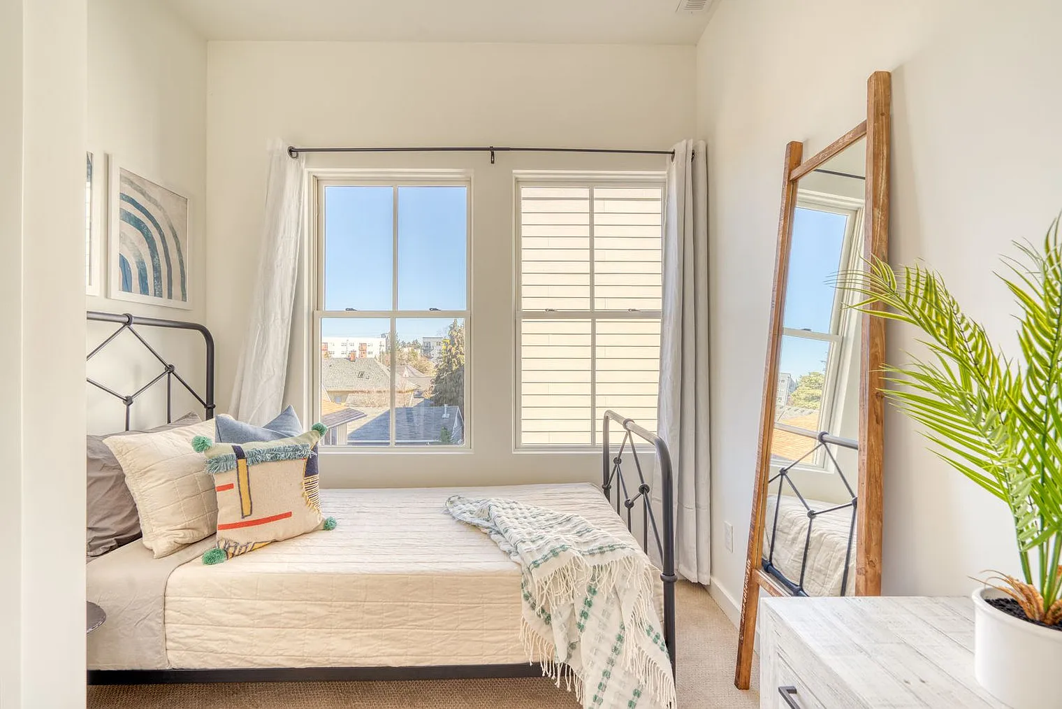 2 bed, 1.0 bath, 2131 sqft, $3,528 — Photo 4