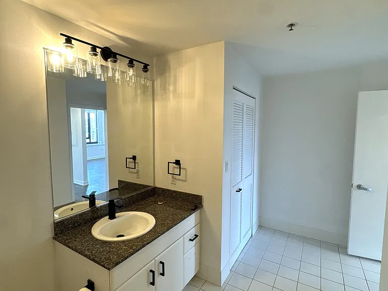 260 King St #809 — Photo 22