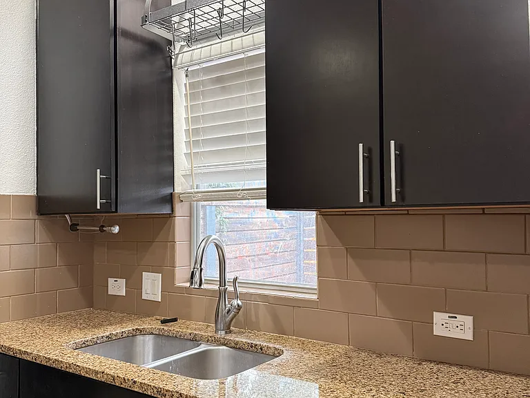 913 Ogden St — Photo 9