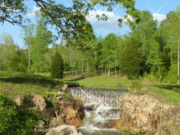 904 Twin Lakes Dr, Waynesboro, TN 38485