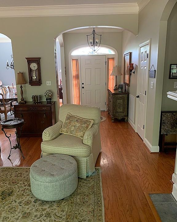 LR looking into foyer