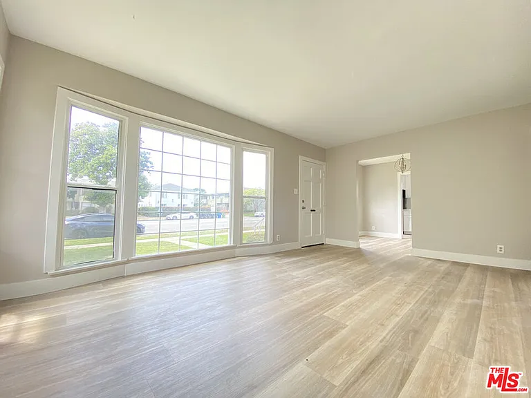 2620 S Barrington Ave — Photo 18