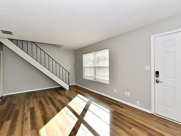 3rd image of 4819 Oakwood Trl