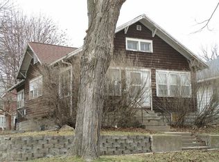 832 W 2nd St, Waterloo, IA 50701