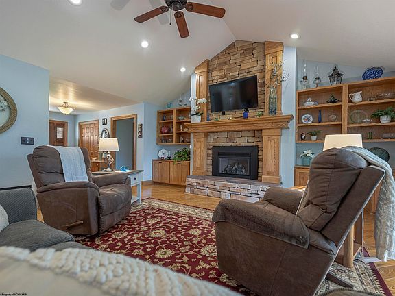 4th image of 335 Sullivan Dr