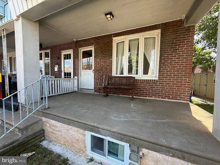 300 Devereaux Ave — Photo 2