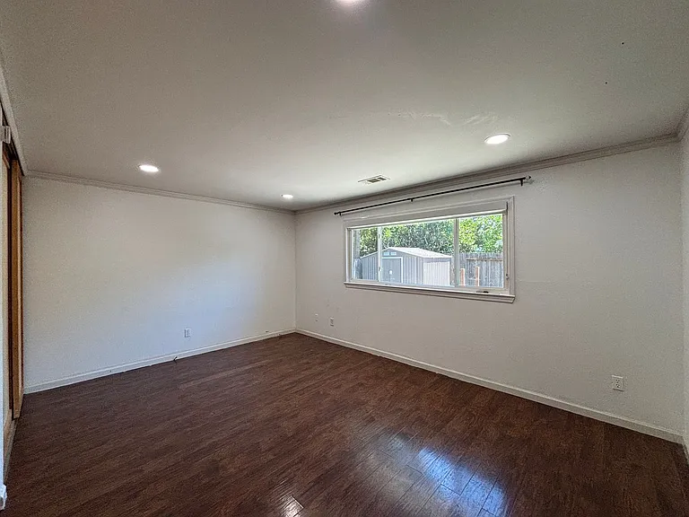 2102 California Dr — Photo 24