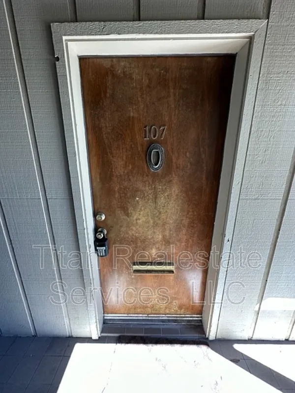 2 bed, 1.0 bath, 950 sqft, $900 — Photo 2
