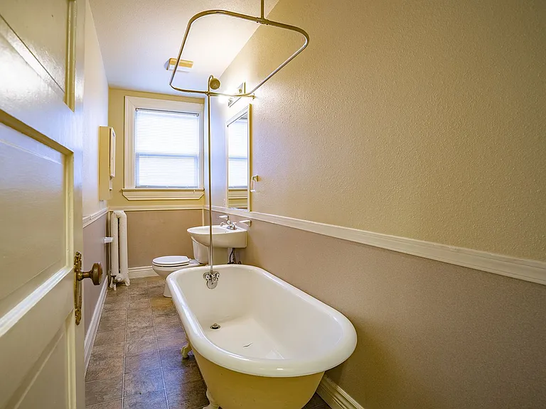 Alexander Apartments — Photo 17