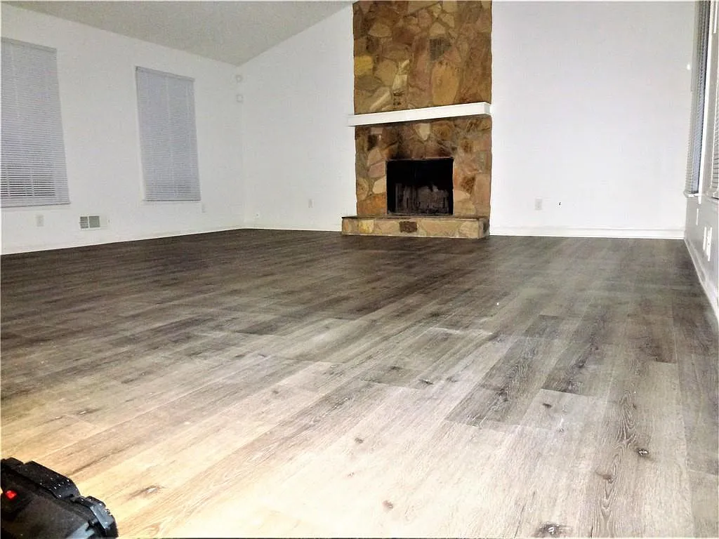 3 bed, 2.0 bath, 1456 sqft, $1,600 — Photo 3