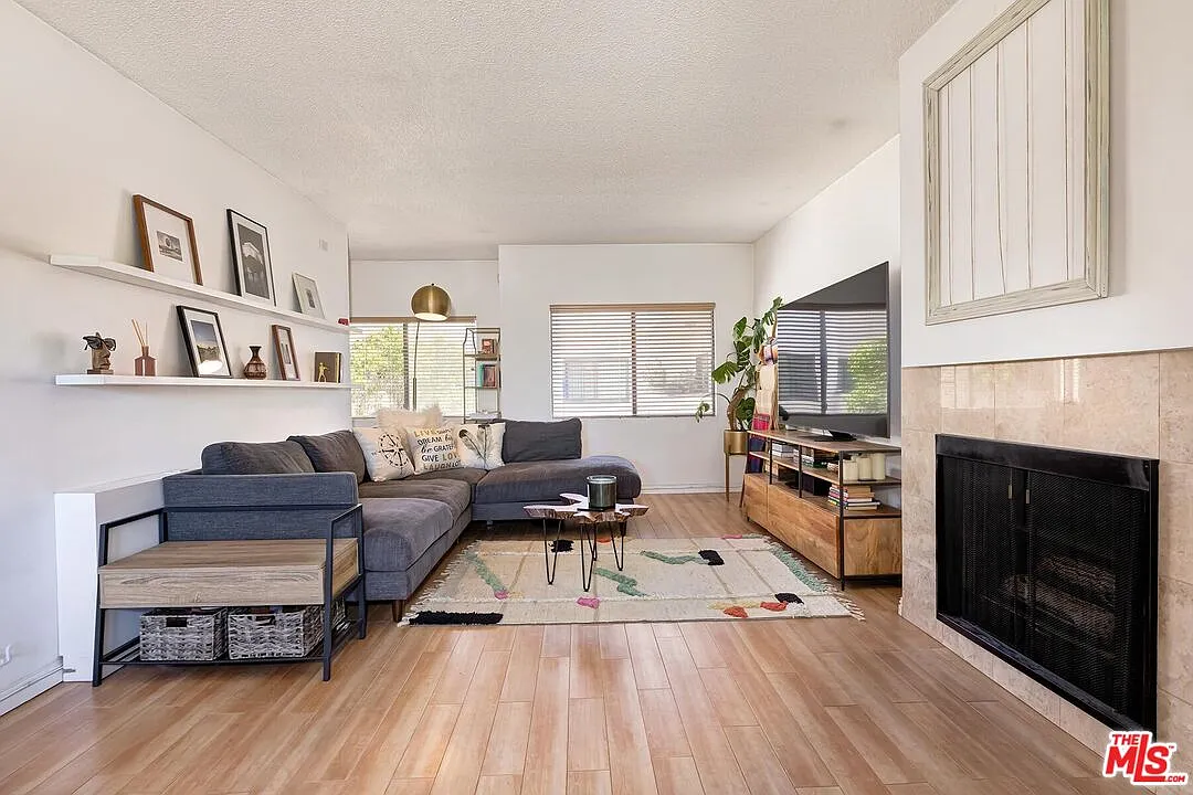 Building Photo - 5805 Whitsett Ave #206
