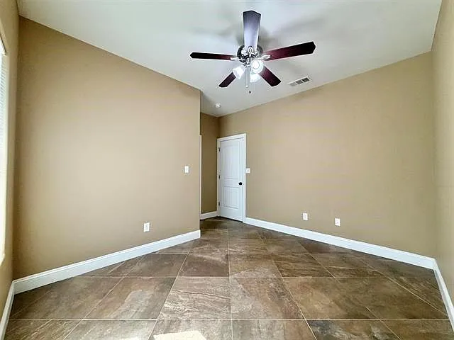 2850 Amber Ave — Photo 17