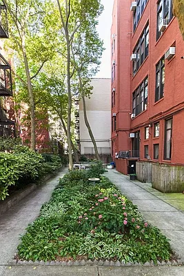 Sold by Sotheby's International Realty | media 23