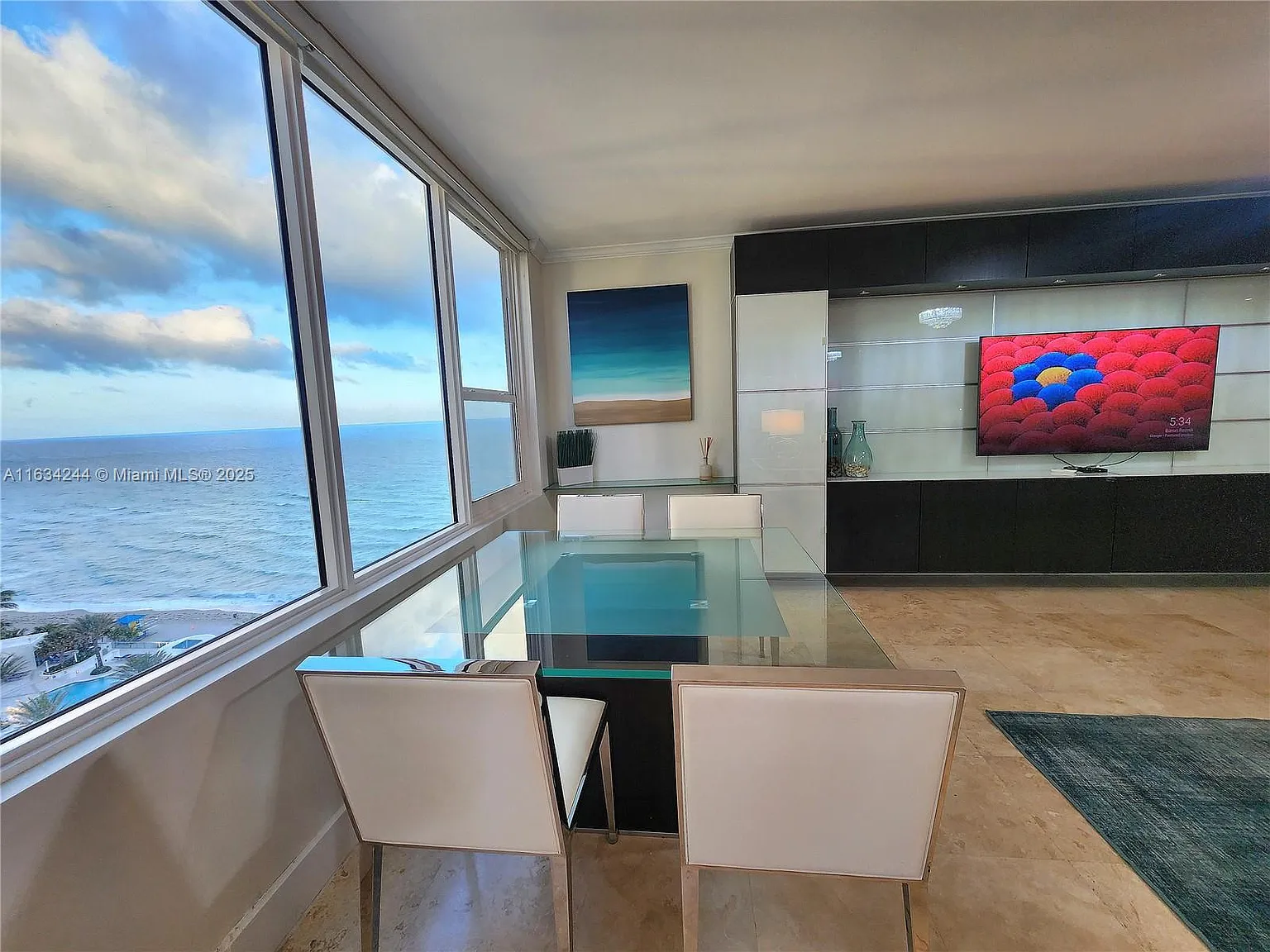 Alexander Towers Condo — Photo 2