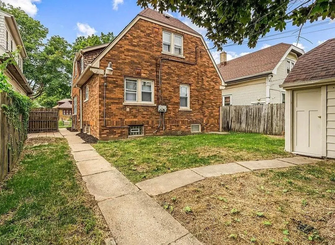 5 bed, 3339 sqft, $2,300 — Photo 2