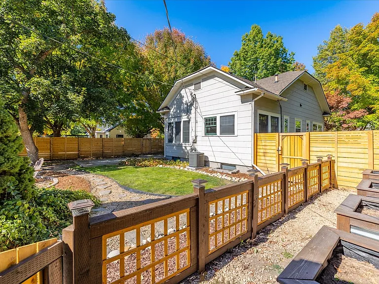 2323 W Regan Ave — Photo 29