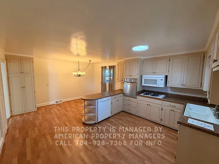 2 bed, 1.0 bath, 1470 sqft, $1,395 — Photo 4