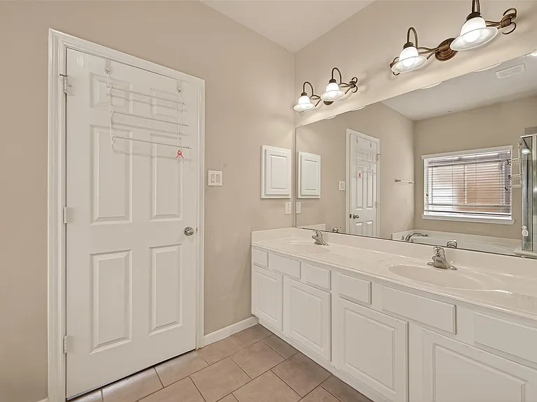 13719 Saxony Dr — Photo 28