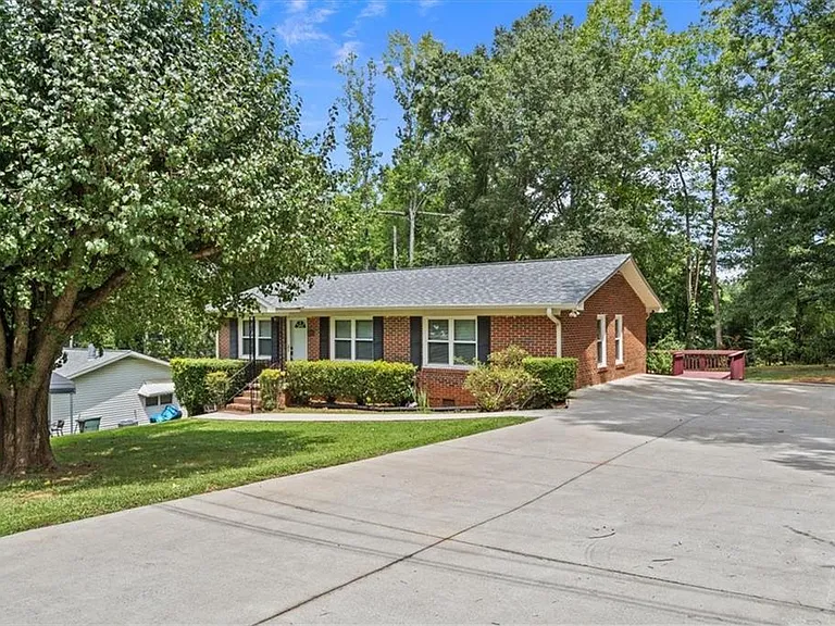 215 Thomas Heights Cir — Photo 1