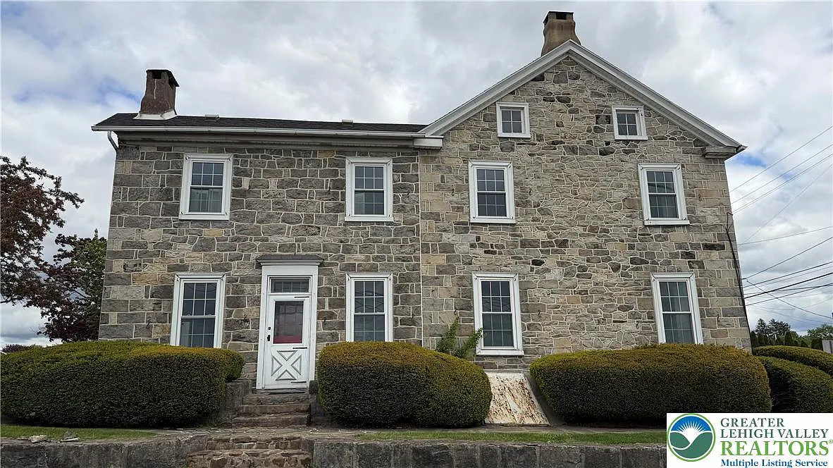 2 bed, 1.5 bath, 2492 sqft, $2,500 — Photo 1