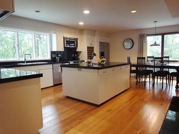 4th image of 39 Briarwood Dr