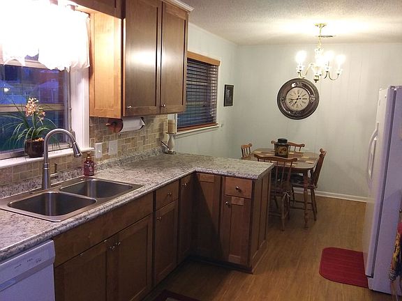 New flooring. Eat-in kitchen