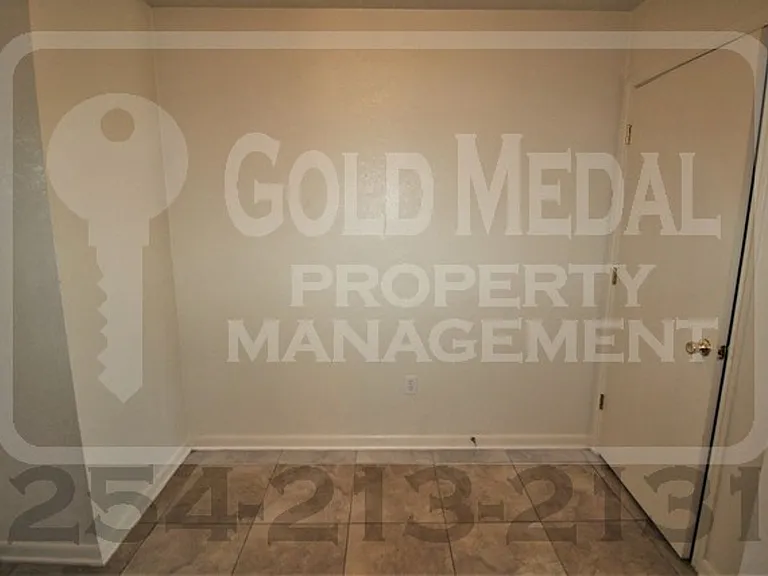 1103 Lansberry Ct — Photo 5