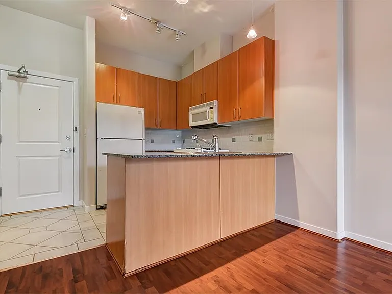 8460 Granville Ave #305 — Photo 16
