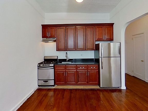 3rd image of 250 E 35th St APT 2E